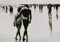 15025576_Couple_Walking_In_The_Water_At_Coney_Island