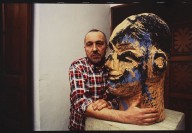 Guido Mangold-Der K�nstler Georg Baselitz mit einer seiner Skulpturen von 1989, Schloss Derneburg. 1