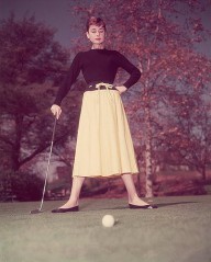 25726005 audrey-plays-golf-hulton-archive